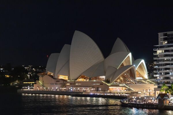На этом снимке Сиднейский оперный театр с выключенным светом во время экологической акции &quot;Час Земли&quot; в Сиднее 25 марта 2023 года. - Sputnik Латвия