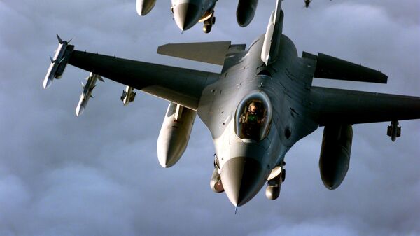 Два истребителя F-16 Fighting Falcons ВВС США во время операции НАТО Союзные силы 20 апреля 1999 года - Sputnik Латвия
