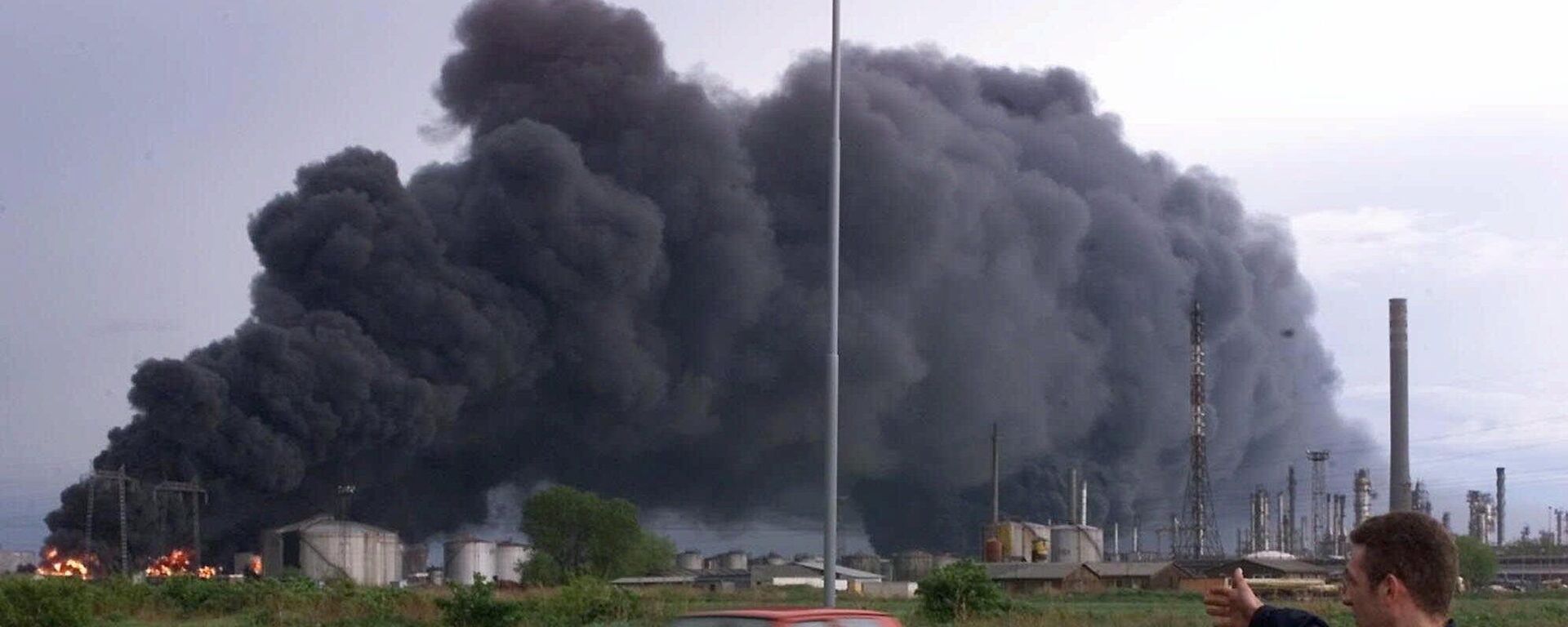 Горящие резервуары нефтеперерабатывающего завода в Панчево под Белградом, апрель 1999 года - Sputnik Латвия, 1920, 28.11.2025