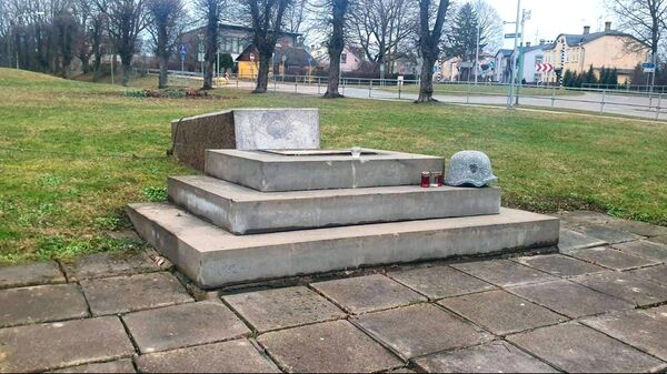 Памятник латышским легионерам СС в Бауске - Sputnik Латвия