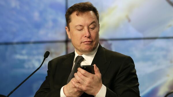 Основатель SpaceX Илон Маск шутит с журналистами, делая вид, что ищет ответ на вопрос по мобильному телефону во время пресс-конференции - Sputnik Латвия