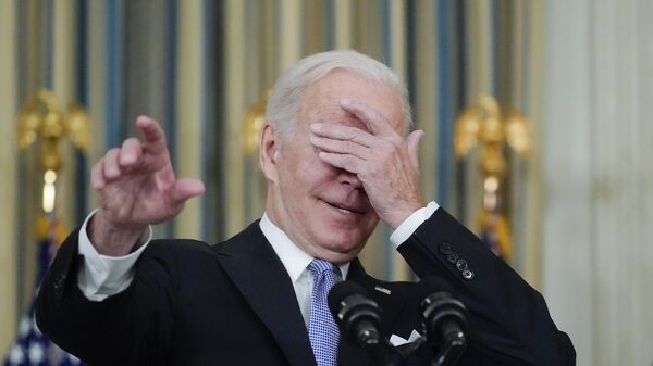 Президент Джо Байден шутит о том, к какому репортеру обратиться с вопросом, Белый дом, Вашингтон, США - Sputnik Латвия