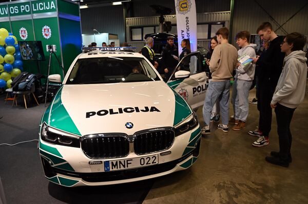 На выставке были показаны и возможности службы в армии и рядах полиции. - Sputnik Латвия