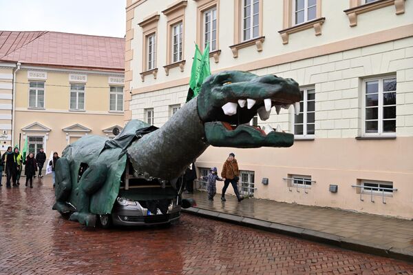 Главным символом мероприятия является огромный робот-динозавр Дино Завр. - Sputnik Латвия
