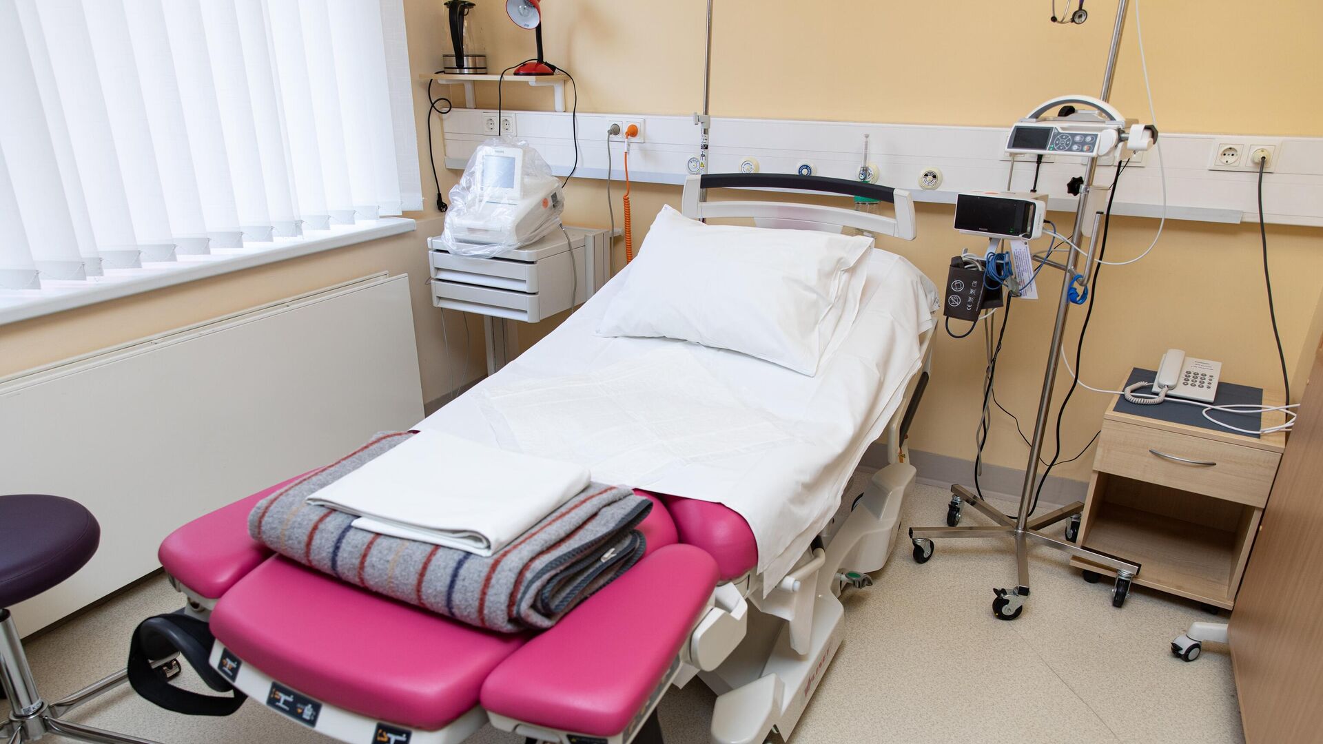 Больничная койка в Рижском родильном доме - Sputnik Латвия, 1920, 17.09.2024