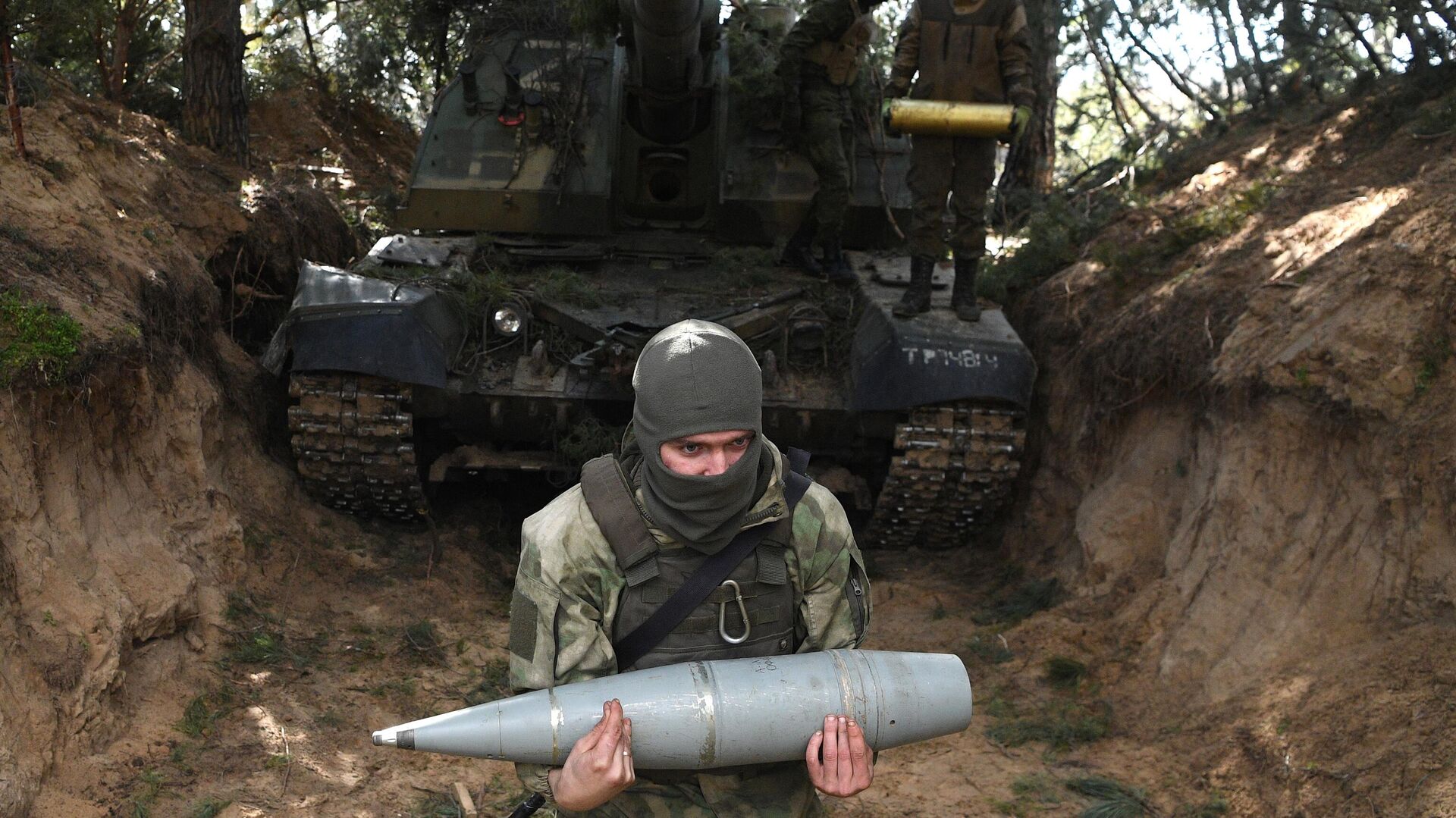 Военнослужащие расчета САУ Мста-С ВС РФ на боевой позиции в зоне спецоперации - Sputnik Латвия, 1920, 04.04.2023