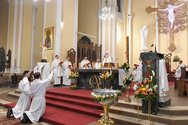 Священнослужители на праздничном пасхальном богослужении в римско-католическом кафедральном соборе Непорочного Зачатия Пресвятой Девы Марии в Москве - Sputnik Латвия