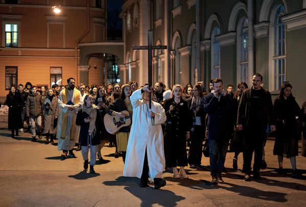 Крестный ход на праздничном пасхальном богослужении вокруг церкви Святой Анны Анненкирхе в Санкт-Петербурге. - Sputnik Латвия
