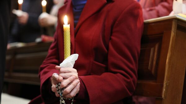 Верующие на праздничном пасхальном богослужении в Римско-католическом приходе святого Адальберта в Калининграде - Sputnik Латвия