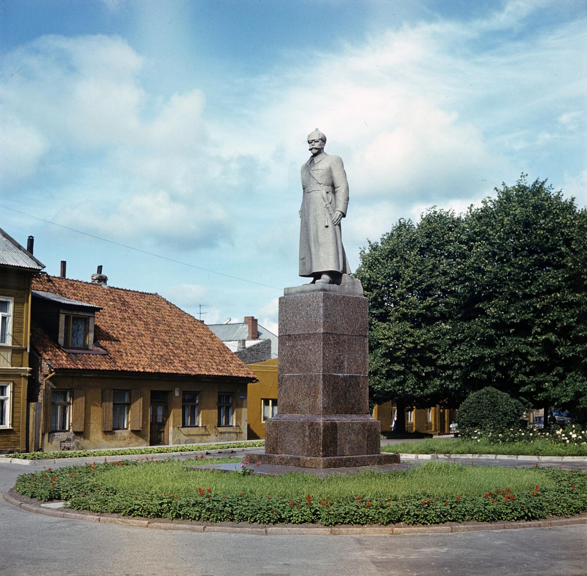 Памятник Яну Фабрициусу в Вентспилсе - Sputnik Латвия, 1920, 10.04.2023