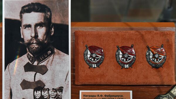 Фотография и награды командира и комиссара Красной армии Яна Фабрициуса в Центральном музее Вооруженных сил РФ - Sputnik Латвия