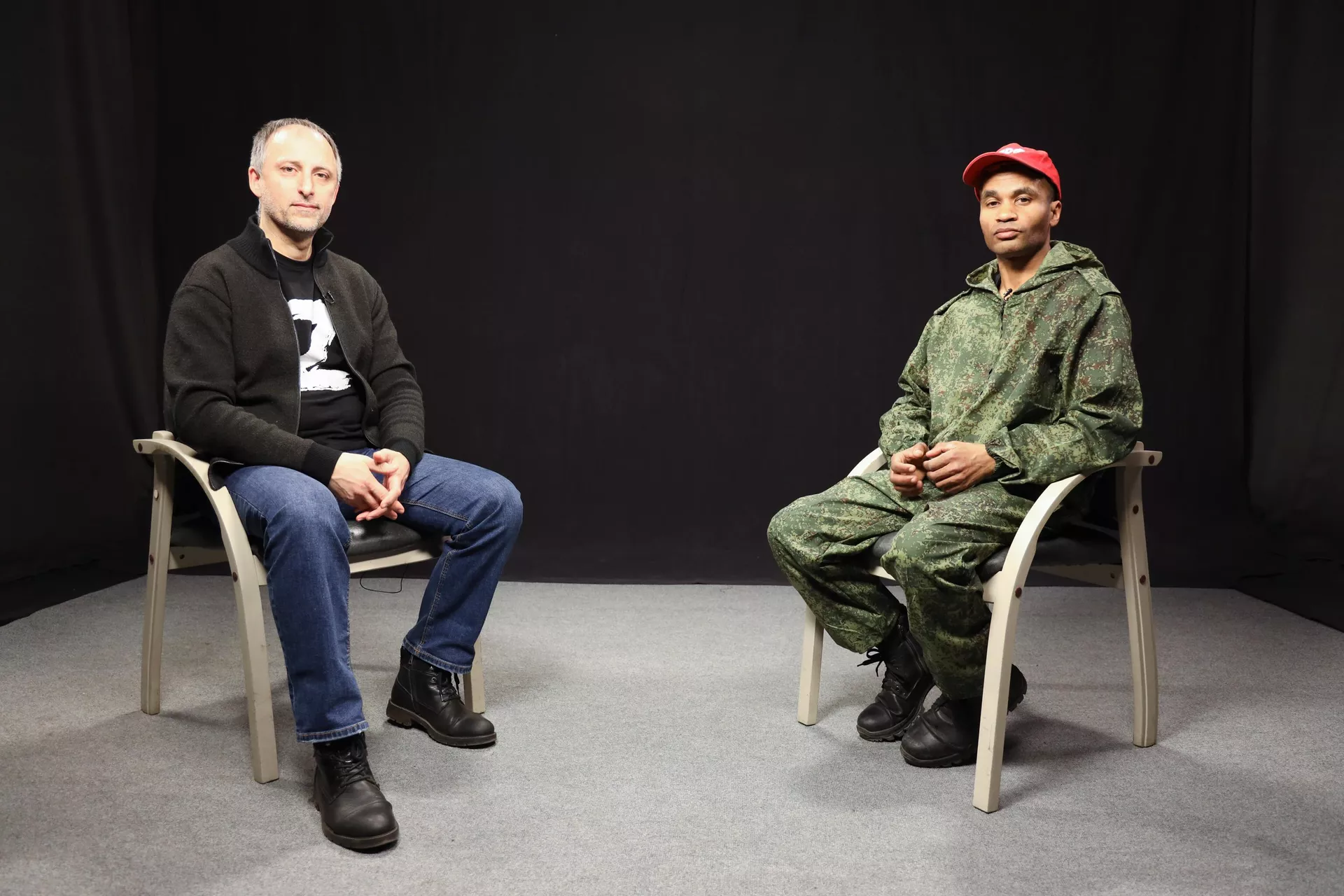 Корреспондент Sputnik Латвия Алексей Стефанов (слева) и Бенес Айо - латвийский активист, участник СВО - Sputnik Латвия, 1920, 21.04.2023