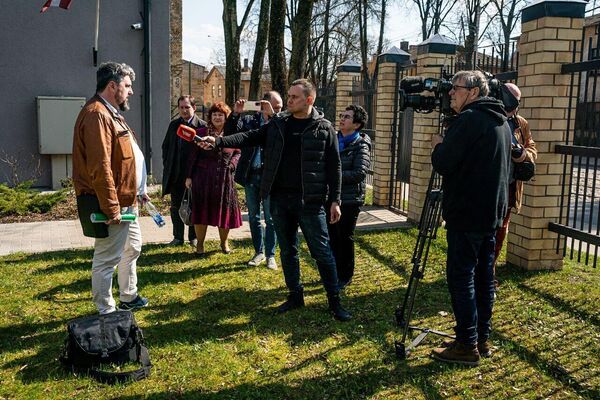 Журналист Владимир Дорофеев дает интервью около здания суда. - Sputnik Латвия
