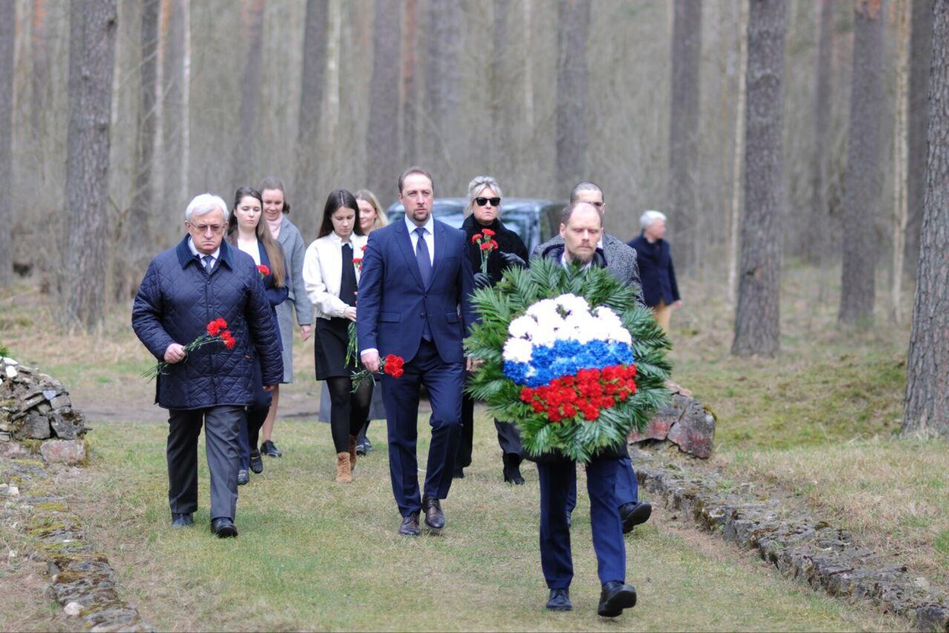 Российские дипломаты возлагают венок и цветы на Старом гарнизонном кладбище в День освобождения узников фашистских концлагерей - Sputnik Латвия, 1920, 11.04.2023