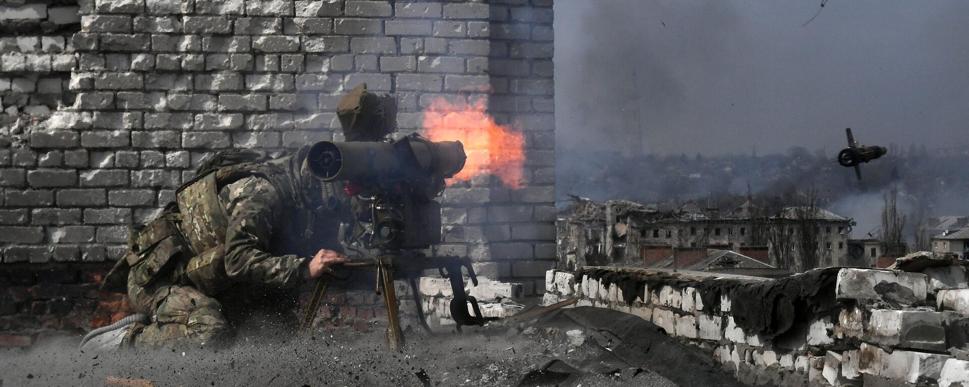 Боец группы Вагнер ведет огонь из ПТУР по позициям ВСУ в Артемовске - Sputnik Латвия, 1920, 13.04.2023