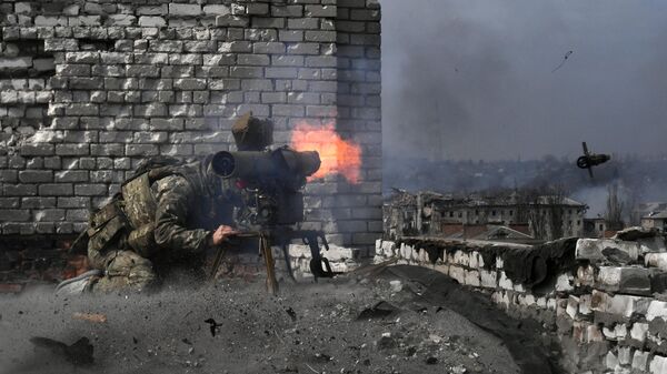 Боец группы Вагнер ведет огонь из ПТУР по позициям ВСУ в Артемовске - Sputnik Латвия