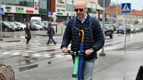 Пресс-конференция, посвященная безопасному движению на электрических самокатах - Sputnik Латвия