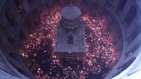 Обстановка в храме Гроба Господня после схождения Благодатного огня - Sputnik Латвия