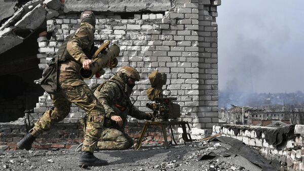 Бойцы группы Вагнер готовят ПТУР к обстрелу позиций ВСУ в Артемовске - Sputnik Латвия