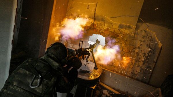 Боец группы Вагнер ведет стрельбу по противнику в Артемовске - Sputnik Латвия