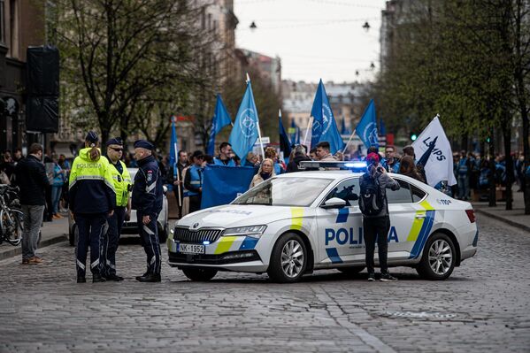 Сотрудники Государственной полиции следят за соблюдением порядка. - Sputnik Латвия