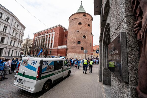 Представители правоохранительных органов дежурят по всему маршруту следования участников шествия. - Sputnik Латвия