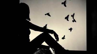 Женщина тоскует у окна