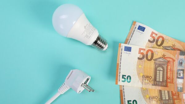 Банкноты евро, лампа накаливания и электрическая вилка  - Sputnik Латвия