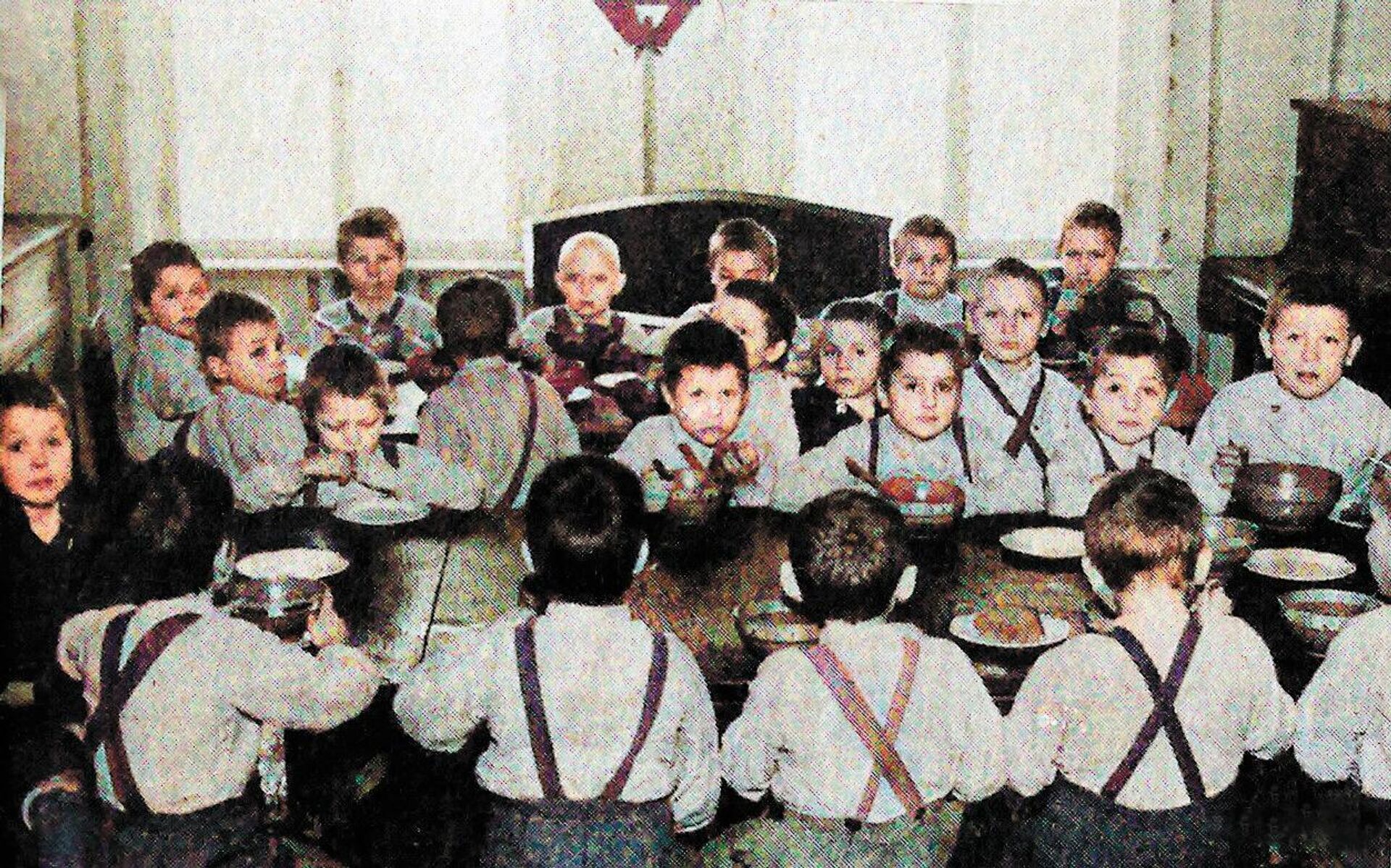 Освобожденные дети из лагеря в Саласпилсе, ноябрь 1944 г. - Sputnik Латвия, 1920, 08.05.2023