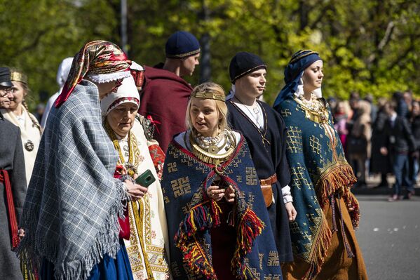 Жители в национальных костюмах на праздновании Дня восстановления независимости Латвии в Риге. - Sputnik Латвия