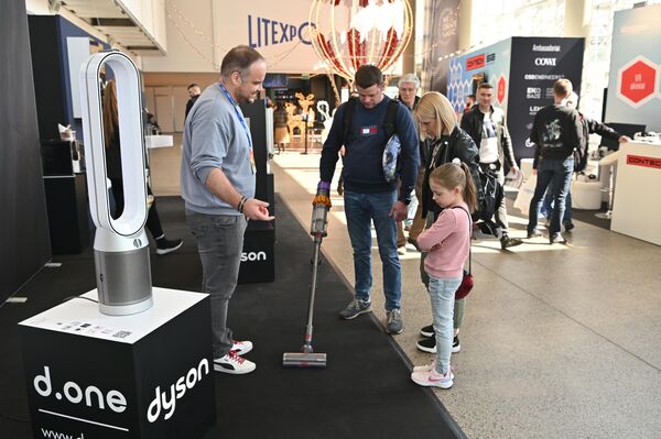 На фото: посетители выставки Resta-2023. - Sputnik Латвия