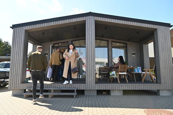 На фото: посетителям выставки осматривают дачный модульный домик. - Sputnik Латвия