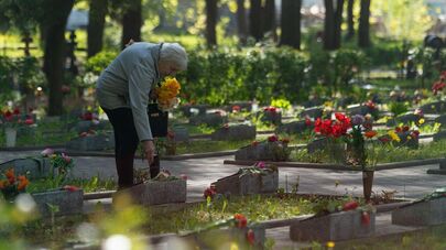 Возложение цветов на Покровском кладбище в Риге в День Победы