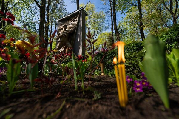 Возложение цветов на Покровском кладбище в Риге в День Победы - Sputnik Латвия