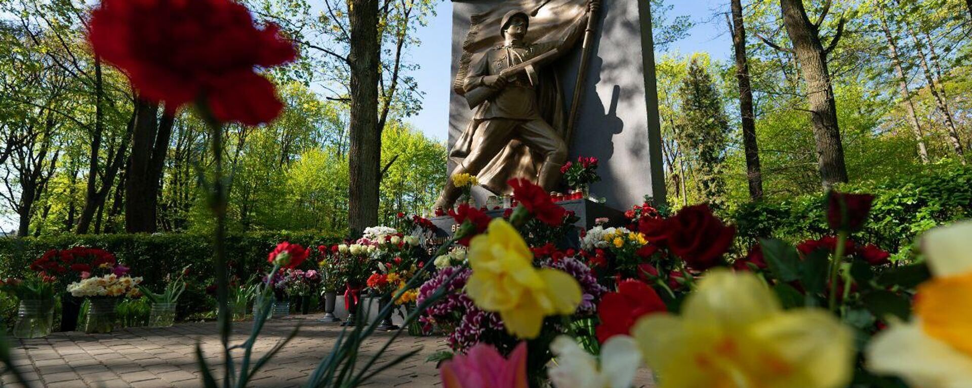 Возложение цветов на Покровском кладбище в Риге в День Победы - Sputnik Латвия, 1920, 11.05.2023