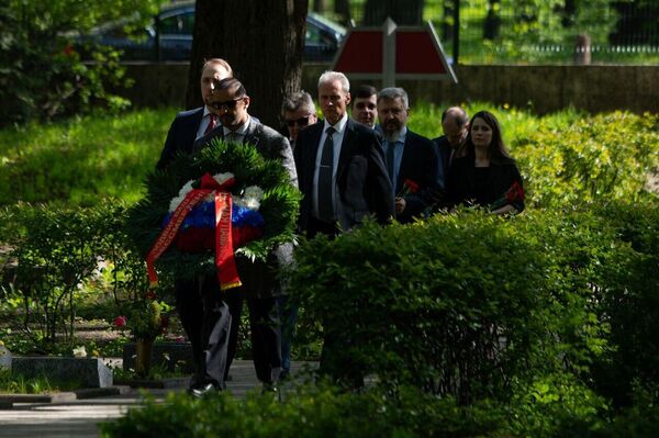 Представители посольства РФ прибыли на Покровское кладбище в Риге  - Sputnik Латвия