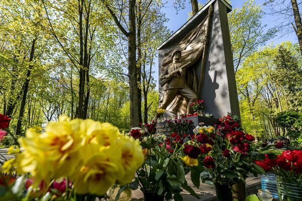 Возложение цветов на Покровском кладбище в Риге в День Победы - Sputnik Латвия
