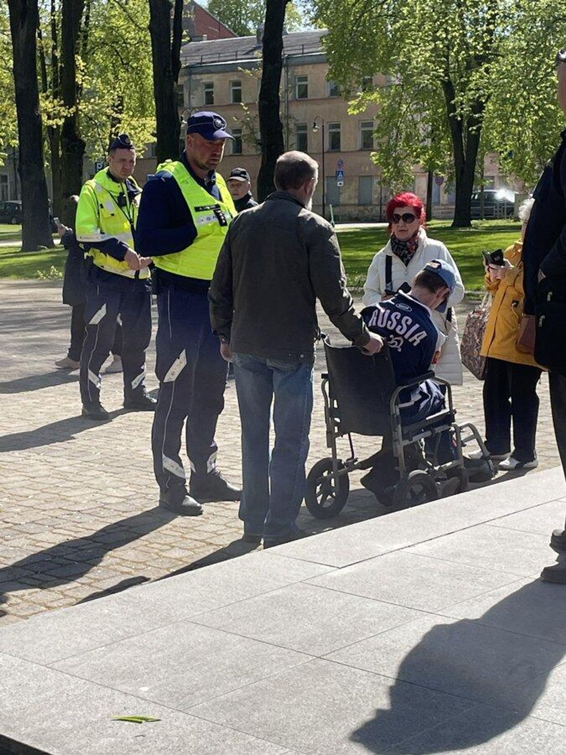 Полиция в Даугавпилсе остановила мужчину на инвалидной коляске из-за надписи Россия на ветровке - Sputnik Латвия, 1920, 09.05.2023