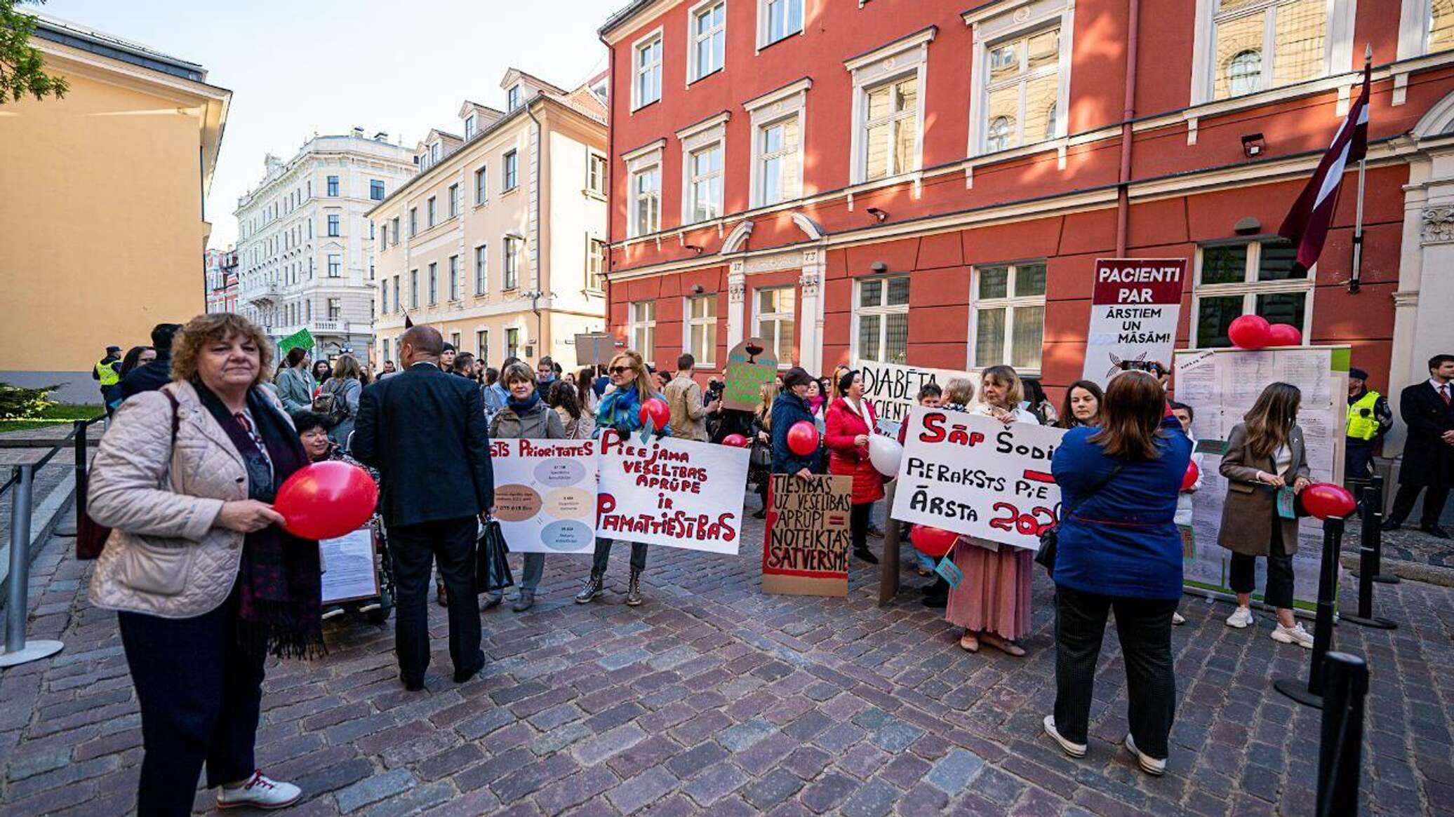 Акции риг. Акции протеста. Протест в Риге. Протест врачей. Человек с плакатом на митинге.