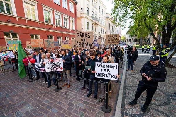 В Риге проходит акция протеста медиков у Сейма Латвии