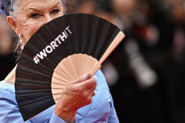Британская актриса Хелен Миррен на церемонии открытия 76-го международного Каннского кинофестиваля. - Sputnik Латвия