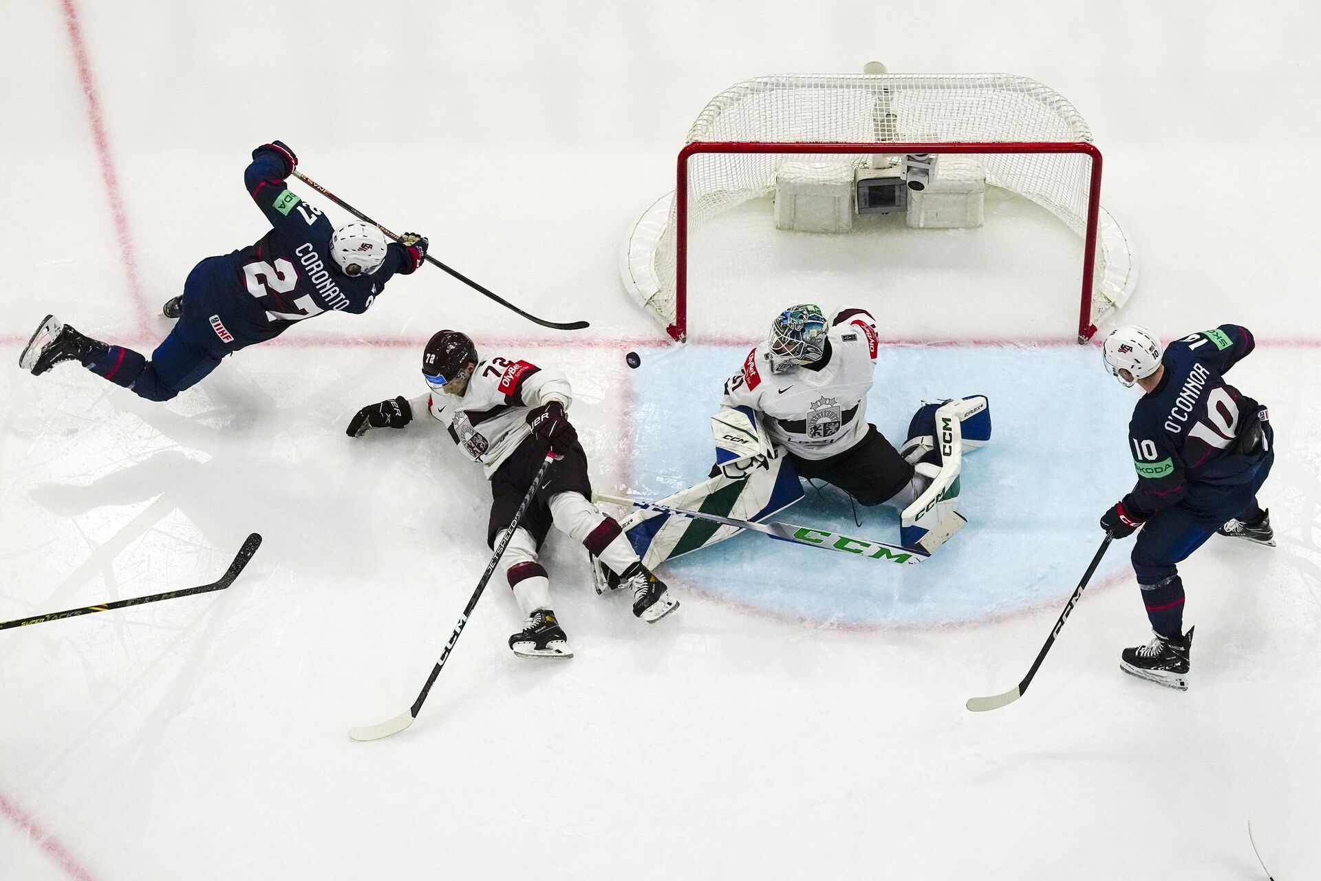Игровой момент в матче за бронзу чемпионата мира по хоккею между командами США и Латвии, 28 мая 2023 года  - Sputnik Латвия, 1920, 29.05.2023