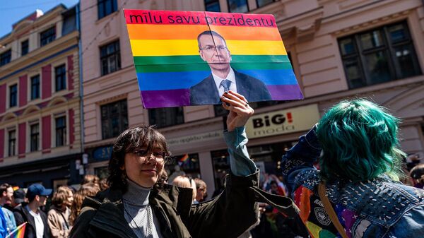 Изображение президента Латвии Эдгарс Ринкевичс на фоне радужного флага во время проведения гей-парада в Риге, 4 июня 2023 года - Sputnik Латвия