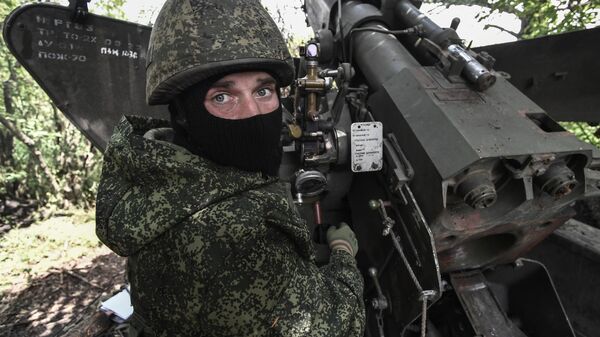 Военнослужащий ВС РФ ведет боевую стрельбу из САУ Гиацинт-С в зоне спецоперации - Sputnik Латвия