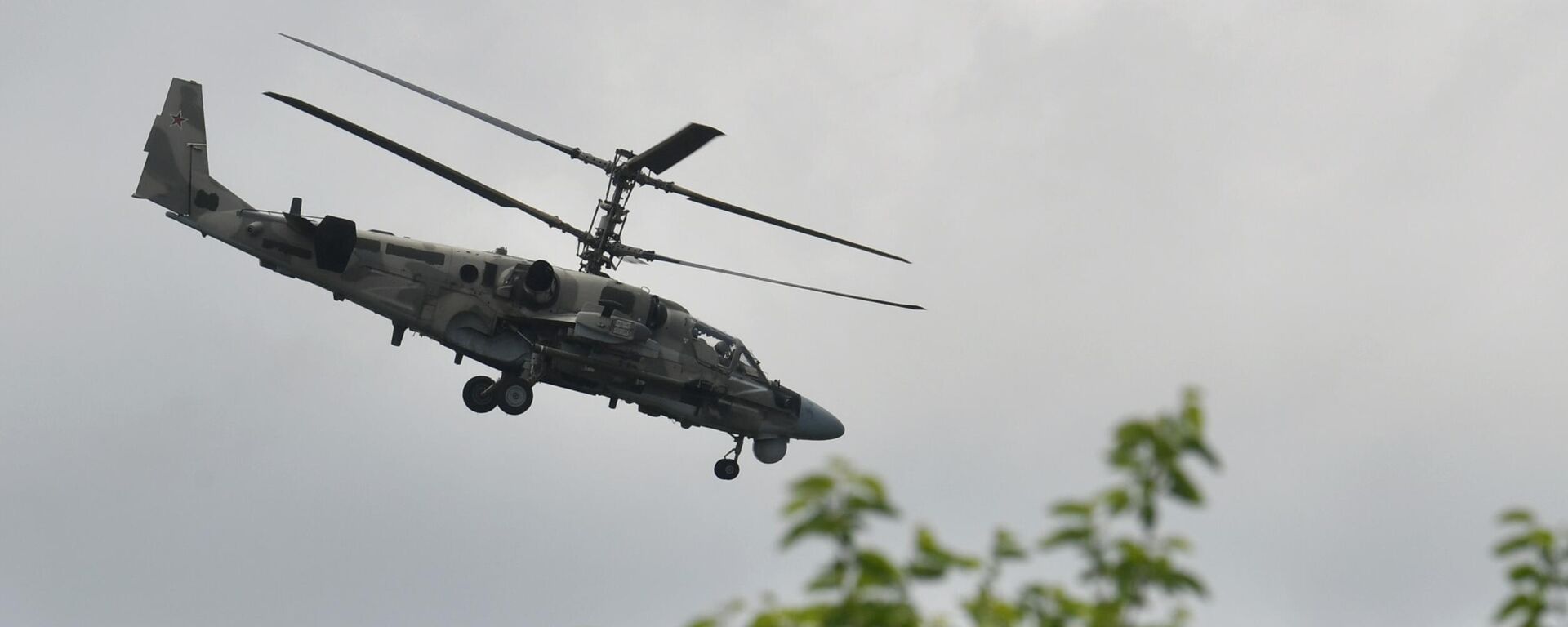 Работа вертолета Ка-52 группировки Юг в зоне спецоперации - Sputnik Латвия, 1920, 06.06.2023