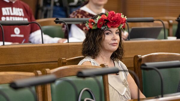 Депутат Сейма Латвии Рамона Петравича с венком на голове накануне праздника Лиго - Sputnik Латвия
