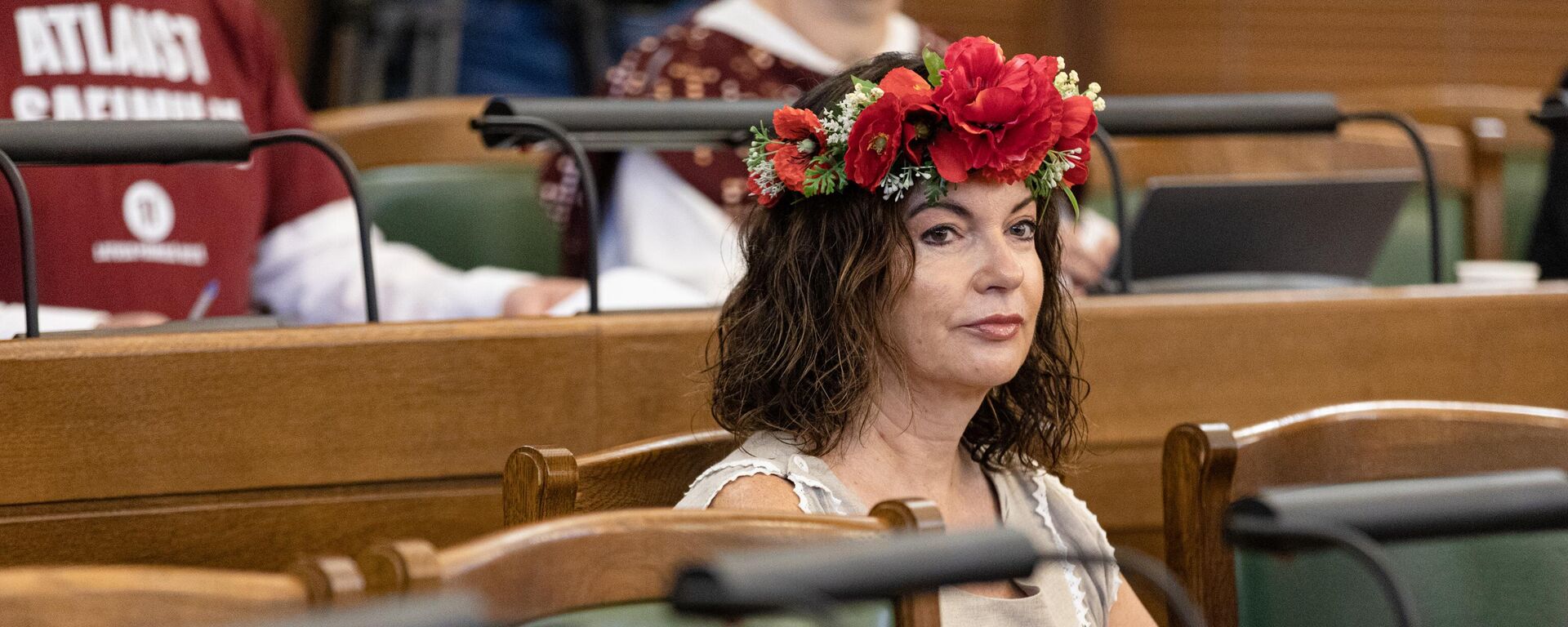 Депутат Сейма Латвии Рамона Петравича с венком на голове накануне праздника Лиго - Sputnik Латвия, 1920, 24.03.2025