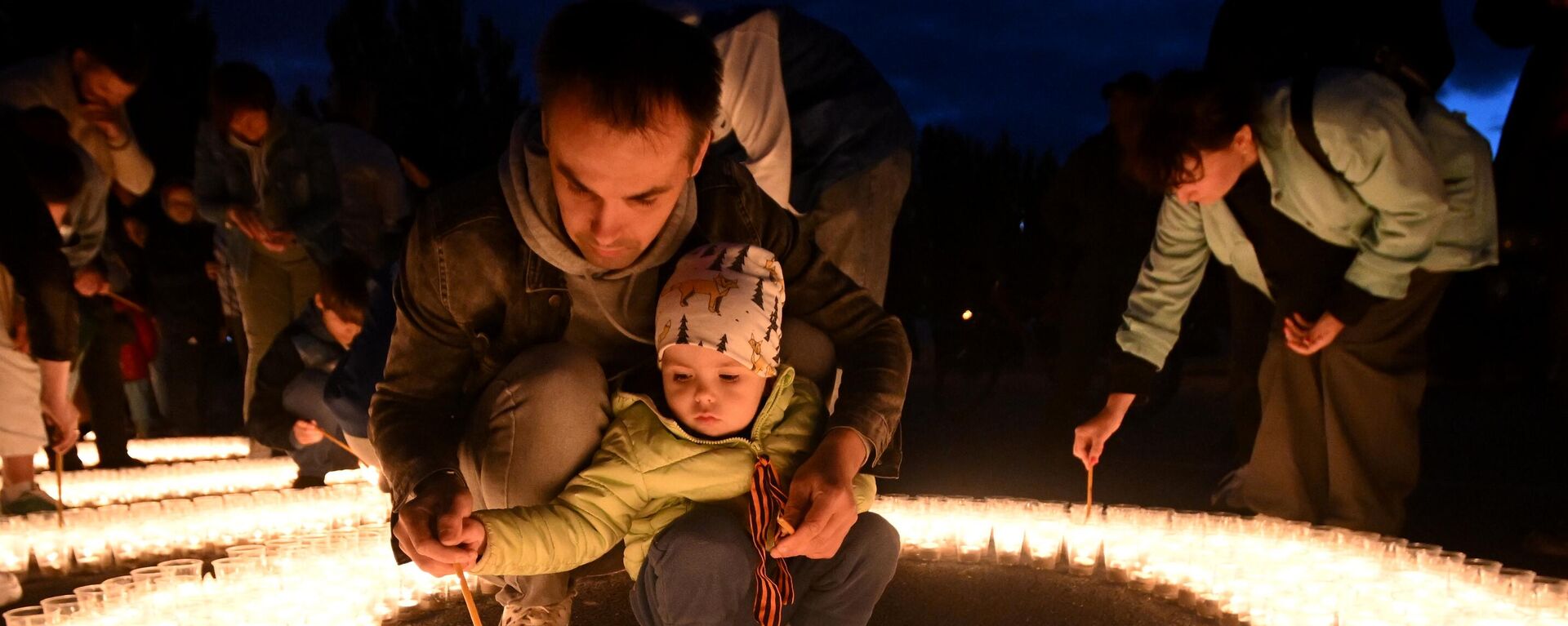 Жители Казани принимают участие в международной акции Огненные картины войны, приуроченной ко Дню памяти и скорби - Sputnik Латвия, 1920, 22.06.2023