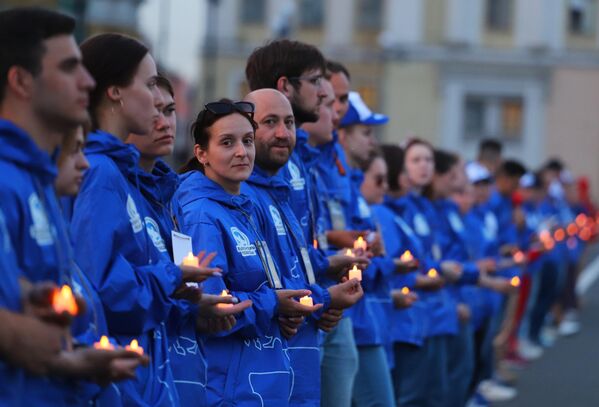 Участники акции Свеча памяти, приуроченной ко Дню памяти и скорби, на Дворцовой площади в Санкт-Петербурге - Sputnik Латвия