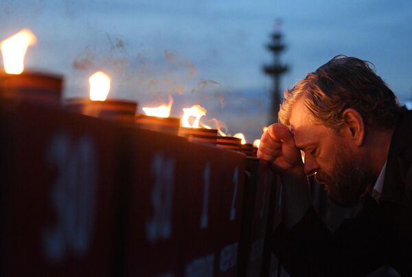 Мужчина принимает участие в акция Линия памяти, приуроченной ко Дню памяти и скорби, на Крымской набережной в Москве - Sputnik Латвия